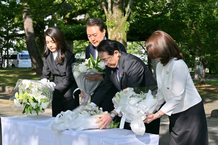 韓国人原爆犠牲者の慰霊碑に献花する岸田文雄首相（中央右）、韓国の尹錫悦大統領（同左）と夫人ら
