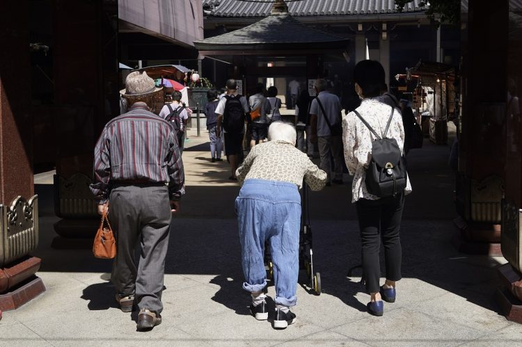 日本の高齢化率（65歳以上の高齢者人口）は約4割（イメージ、時事通信フォト）
