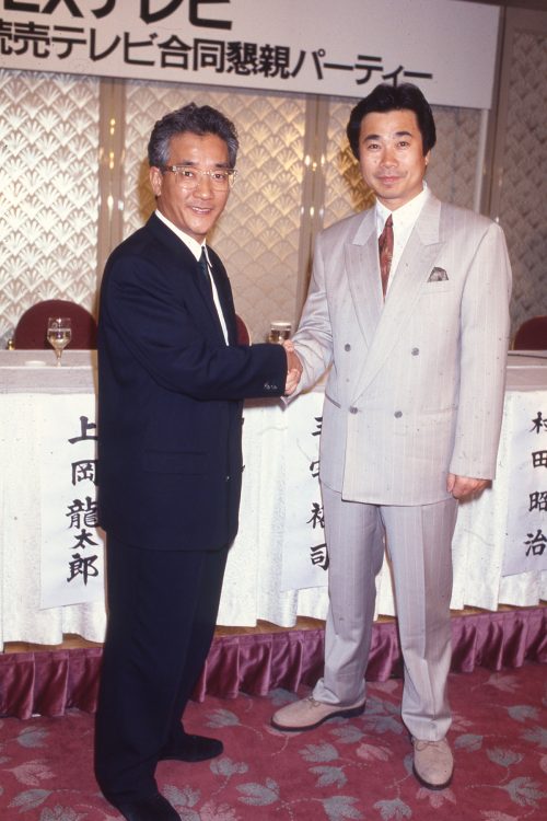 三宅裕司と握手をする上岡さん（2002年）