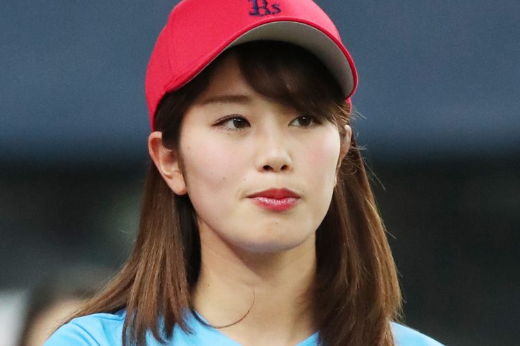 美しい打撃フォームで「神スイング」として話題となったタレントの稲村亜美（時事通信フォト）