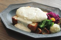 白の鉄板オムレツプレート（1800円）は、米を混ぜた飼料で育てた鶏の白い卵を3つ使ったオムレツが、甘みのある食パンにマッチ。鉄板でとろふわに焼き上げられる