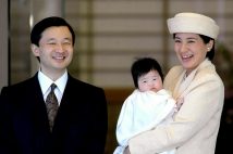 ご成婚から8年、2001年の12月に愛子さまが誕生された（写真は2002年3月。時事通信フォト）