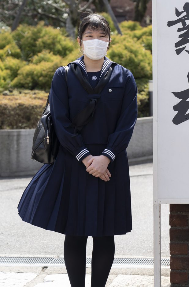 短めの前髪。高校の卒業式にて（2020年3月、東京・新宿区。写真／JMPA）