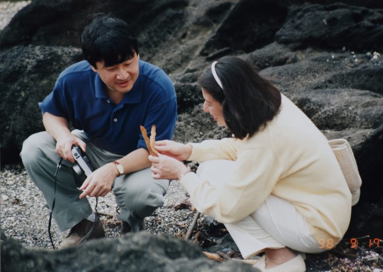 葉山の御用邸近くの海岸をご散策された