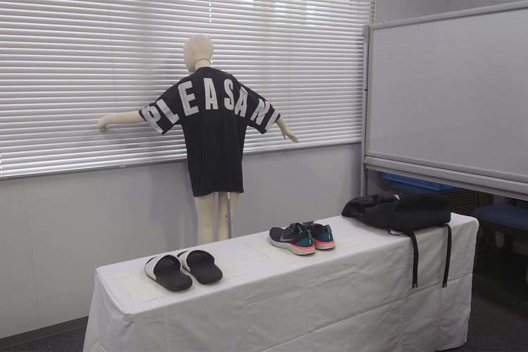 八田容疑者が事故当時に着ていたと見られるシャツなどの遺留品