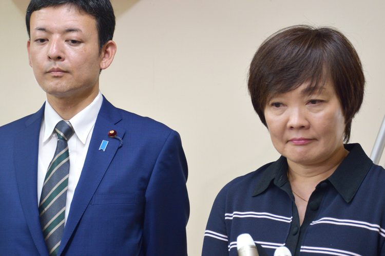 6月11日、山口県下関市で報道陣の質問に答える安倍昭恵氏と吉田真次氏（時事通信フォト）