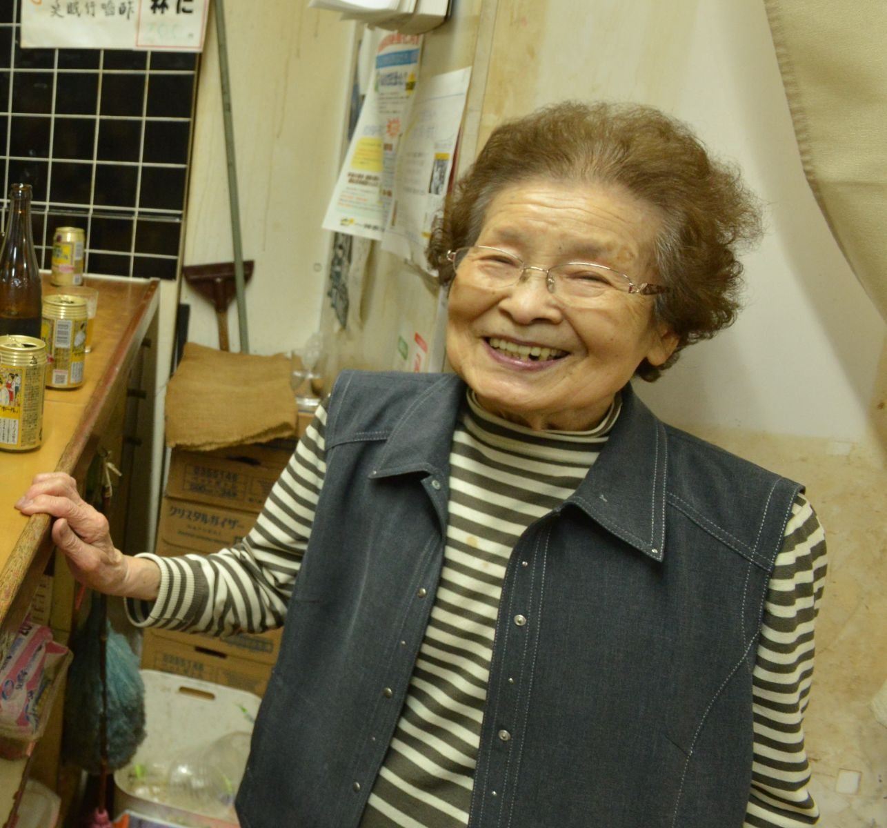 「ここの商店街ではいちばんの古株になっちゃったわね」と語る岩田芳子さん。趣味は宝塚観劇だ