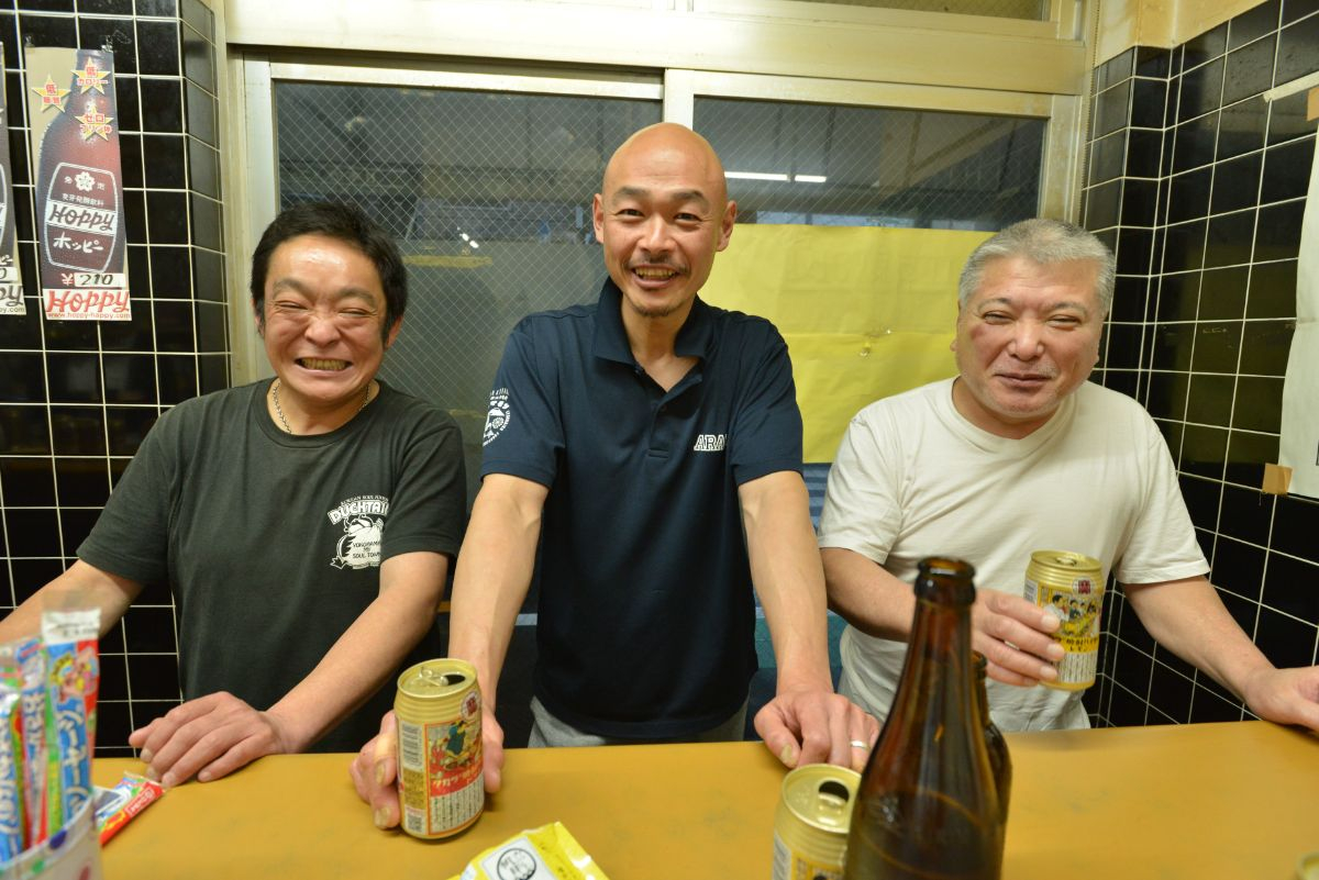 先輩から『おーい飲んでるぞー』って電話がきて、駆けつけることもよくあります（笑い）」（写真左の40代）。今宵も馴染みの顔が揃った