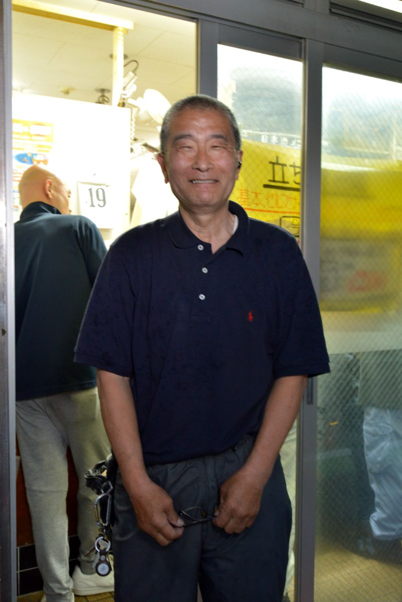常連客から「お兄さん」と慕われる3代目店主・岩田明久さんがやさしい笑顔で客を迎えてくれる