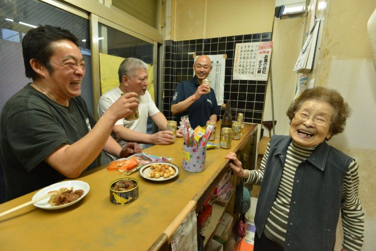 “本牧のアイドル”芳子さんの笑顔を楽しみにやってきた客たちも、芳子さんに負けない笑顔
