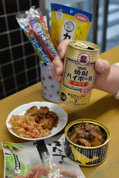 つまみは店で売っている乾き物。鯨のすじ煮缶など店主がこだわって仕入れた珍しい逸品も