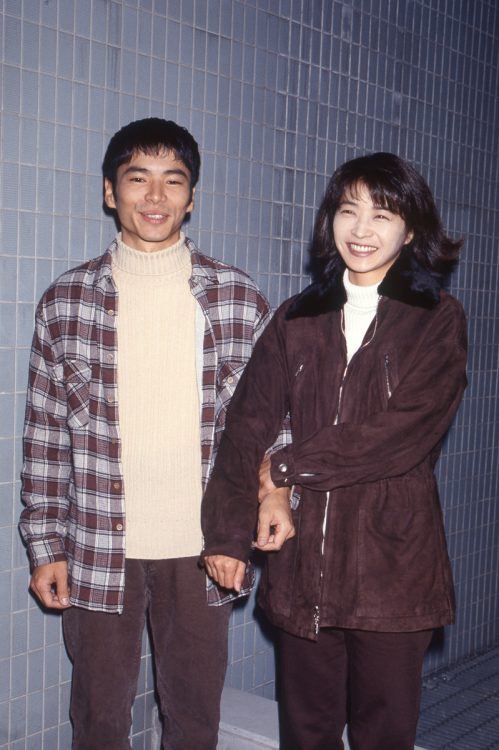 笑顔で入籍会見を行った深沢（左）と田中（1995年）