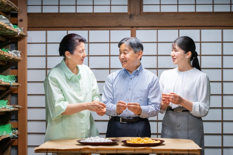 皇后雅子さまと愛子さまのお耳にはパールのイヤリングがキラリ（写真／宮内庁提供）