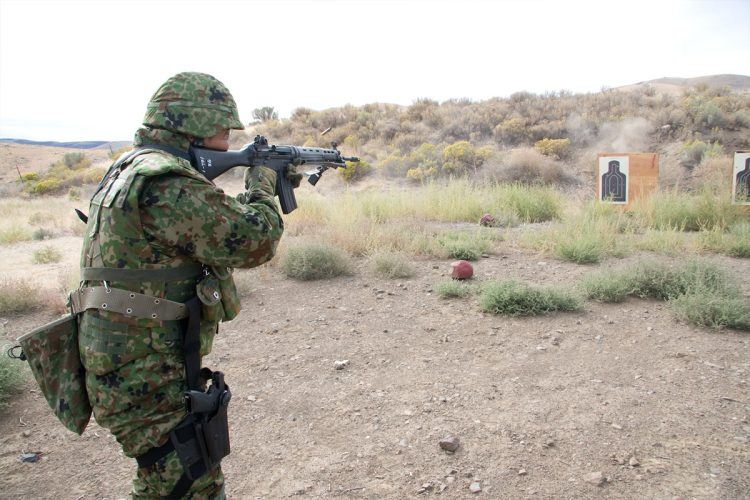 射撃訓練では「上官の指示のもと実弾を弾倉に入れて射撃をする」という（ホームページより）