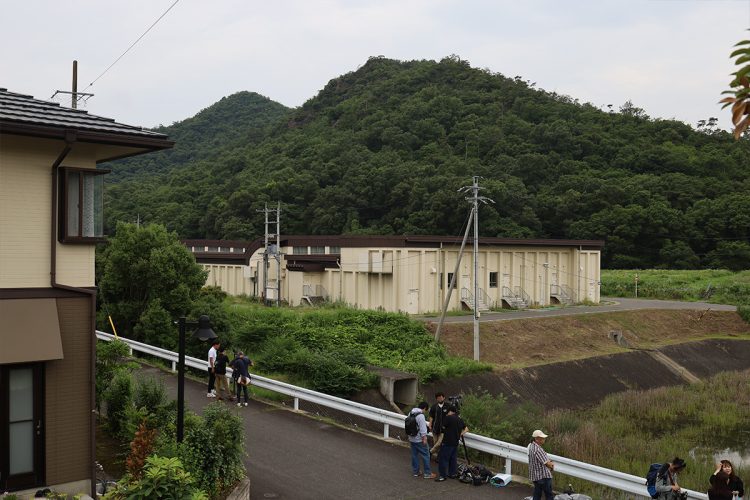 「日野基本射撃場」周囲には報道陣の姿も