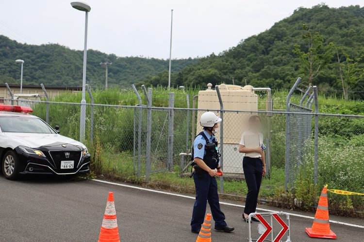 「射撃場」の入り口には警官の姿が