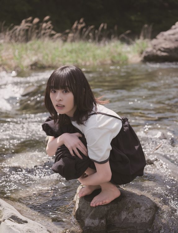 水面に反射する光を浴びてさらに輝く森