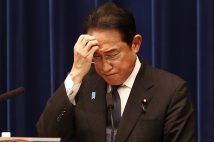 岸田文雄・首相と公明党は減税解散でガッチリ手を握った？（写真／EPA＝時事）