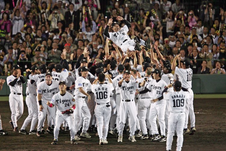 2005年の優勝時は甲子園球場で岡田監督を胴上げ（時事通信フォト）