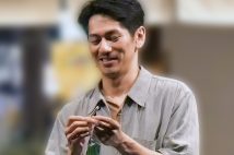 手に紙タバコを持つ永山容疑者