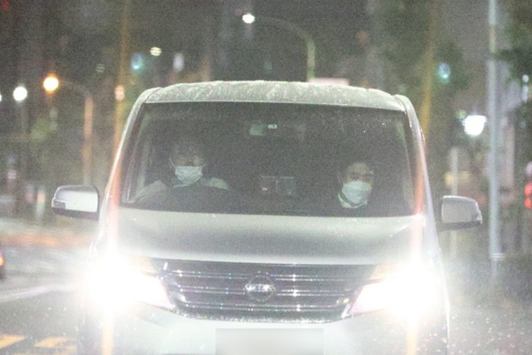 警察車両に乗り、警視庁本部に運ばれる永山容疑者（6月16日）