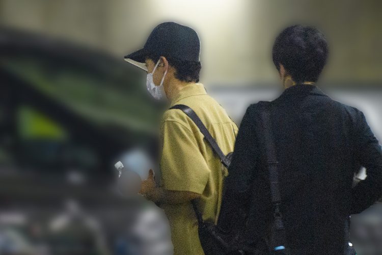 後ろにはマネージャー