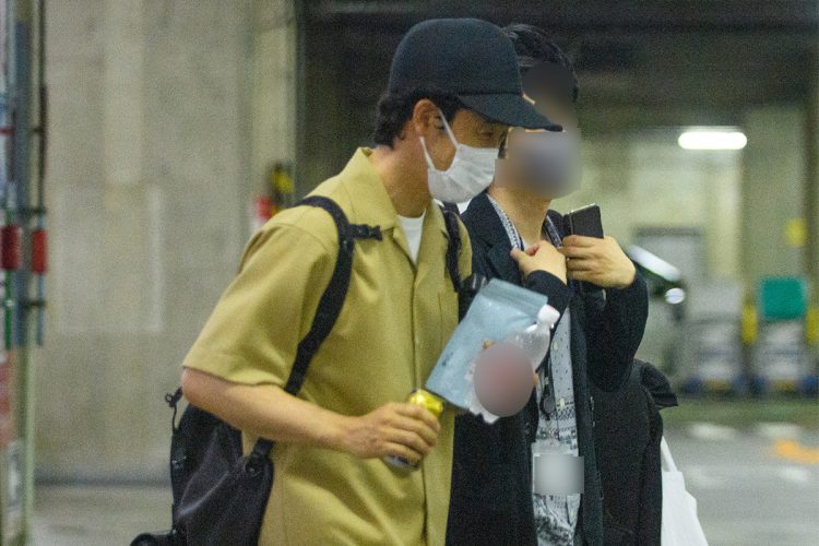 スタッフらと談笑する大泉