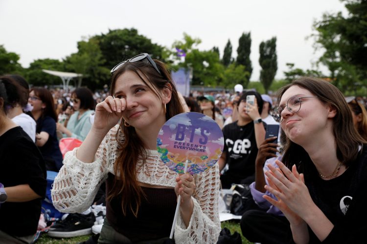 10年の歩みを目にして、涙を流すファンも（写真／アフロ）