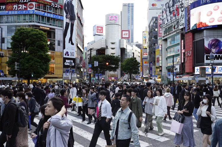 5類に移行し、人の移動も急増。海外からの観光客やマスクをしない人も目立ち、徐々に“コロナ以前”に戻りつつある(時事通信フォト)