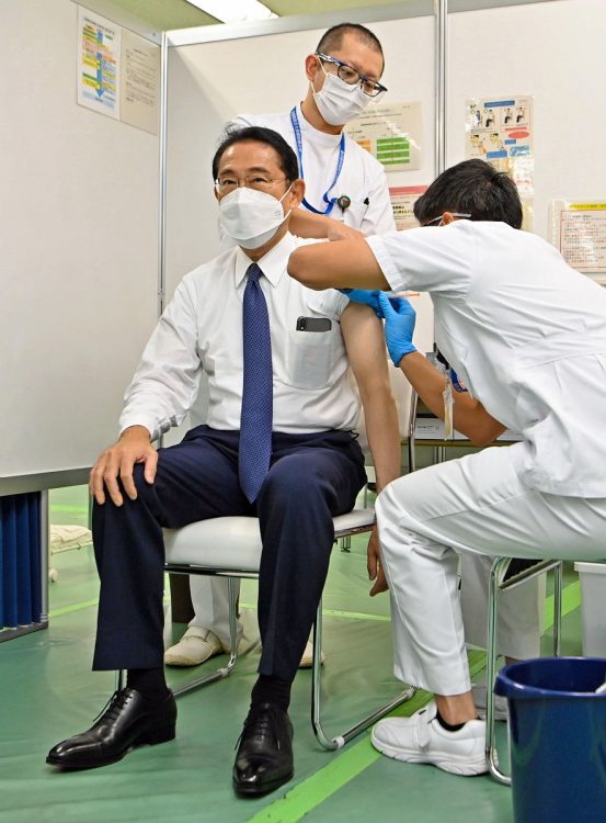 昨年秋には、自ら5回目の接種に臨んだ岸田首相。6回目接種は報じられていない(共同通信社)