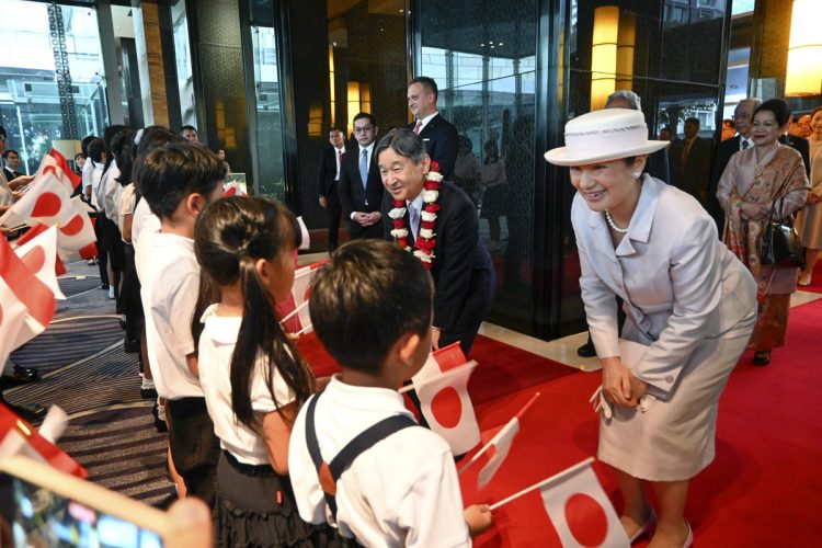 ホテルロビーでは、日本人学校の小中学生らが日本とインドネシアの国旗を振って歓迎。両陛下は笑顔で「何年生ですか？」「どの教科が好きですか？」と声をかけられていた