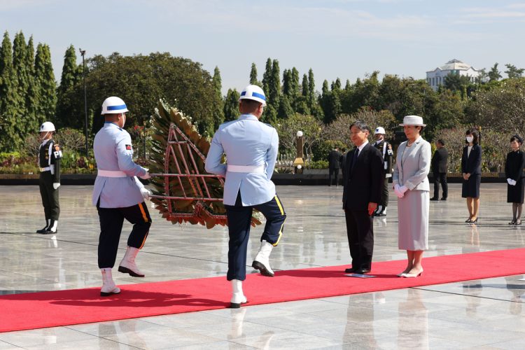 20日、元残留日本兵が埋葬されたカリバタ英雄墓地（ジャカルタ）をご訪問。前日のご接見で雅子さまが「心を込めて供花いたします」とおっしゃったとおり、真剣な眼差しと丁寧な所作で供花に臨まれた