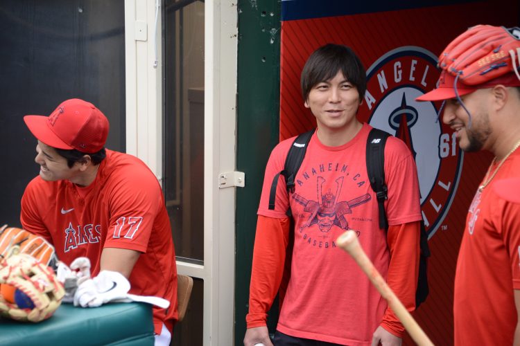 水原通訳とリラックスした表情をみせる