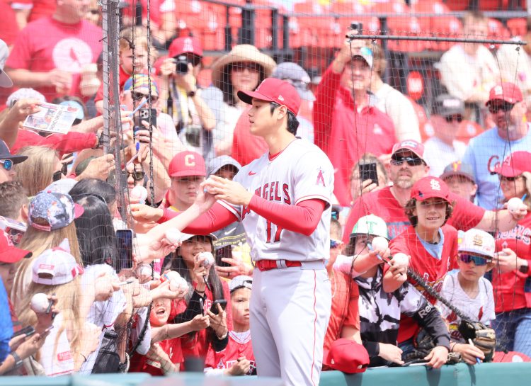 ファンに応じる大谷翔平