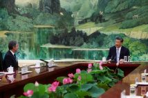 北京の人民大会堂で、ブリンケン米国務長官（左）との会談に臨む中国の習近平国家主席（AFP＝時事）