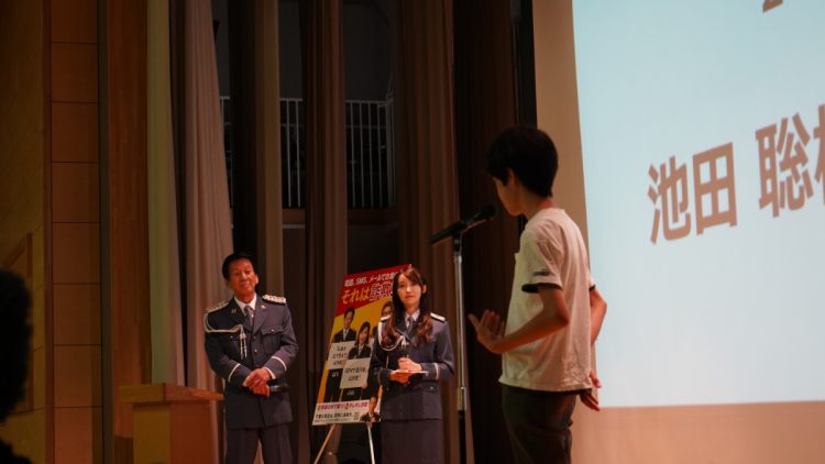 生徒も「特殊詐欺に関する話を聞いての感想」「特殊詐欺から家族を守ることについての考え」などをテーマに発表し合った