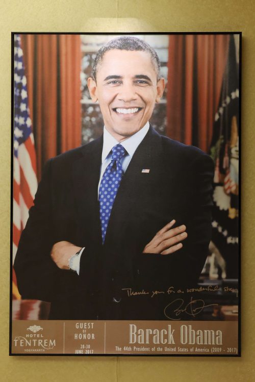 バラク・オバマ元大統領の巨大写真パネル