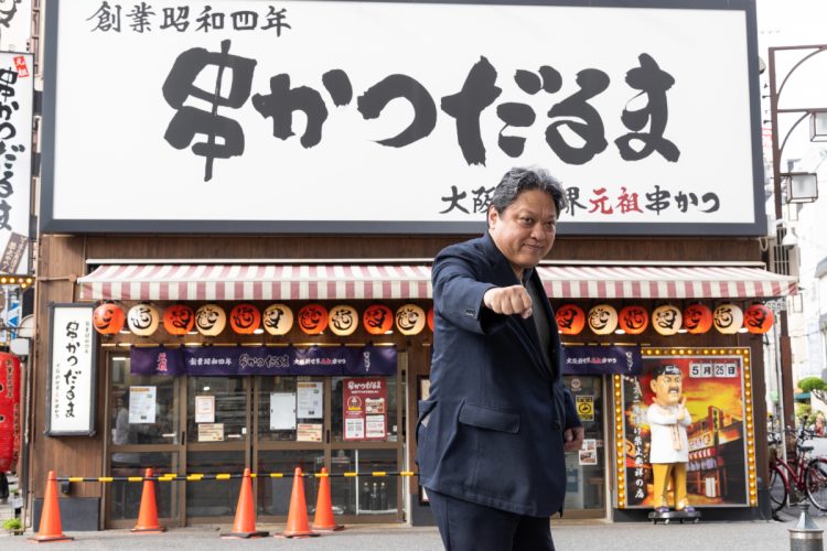 串カツ屋前でのポーズも映える