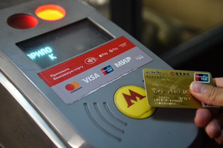2019年撮影、モスクワ地下鉄の改札機。非接触型決済の対応ブランドが各種クレジットカードだけでなく、デビットカードである中国の銀聯カードなどにも対応している（Avalon/時事通信フォト）