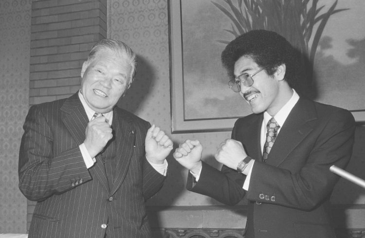 大平首相を表敬訪問した具志堅（1979年、時事通信フォト）