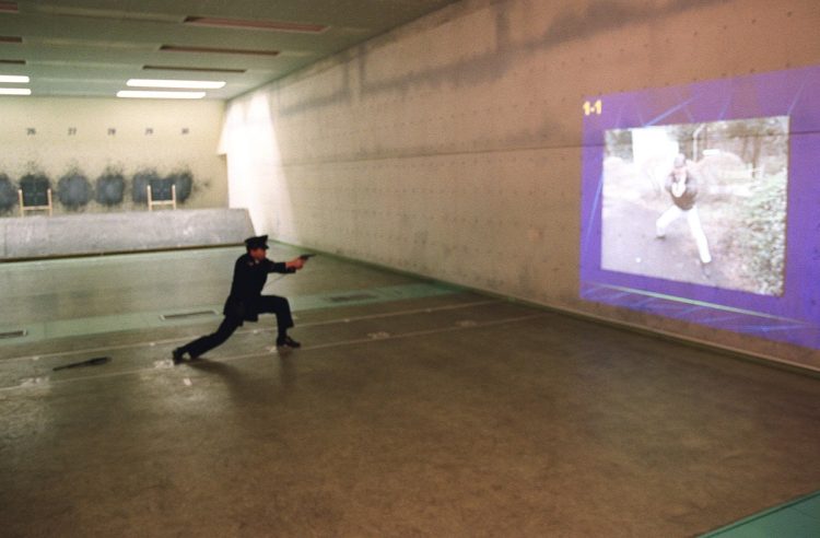 2001年12月に短銃使用基準が見直されたとき、警察庁が初公開した実弾を使った警察官の短銃射撃訓練。東京・小平市の関東管区警察学校（時事通信フォト）