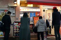 コロナ禍以降、飲食店の「お持ち帰り」は急増し、窓口には行列も(写真/アフロ)