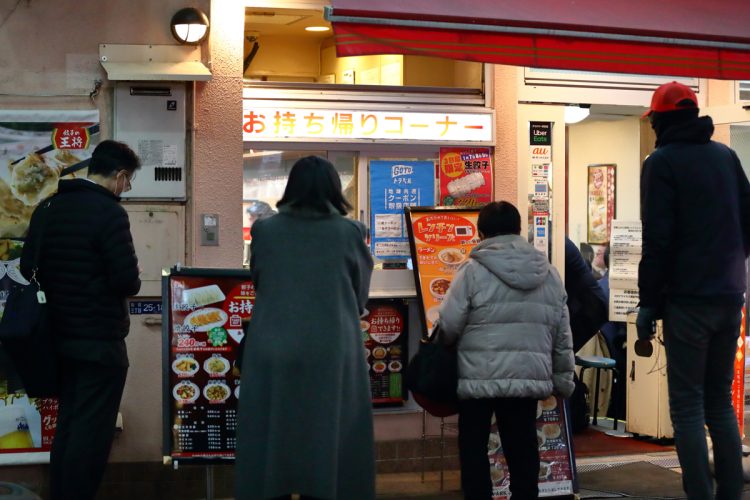 コロナ禍以降、飲食店の「お持ち帰り」は急増し、窓口には行列も（写真／アフロ）