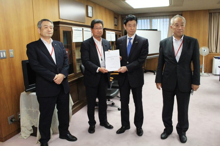 全漁連の幹部から要望書を受け取る西村経産大臣（右から2番目、時事通信フォト）