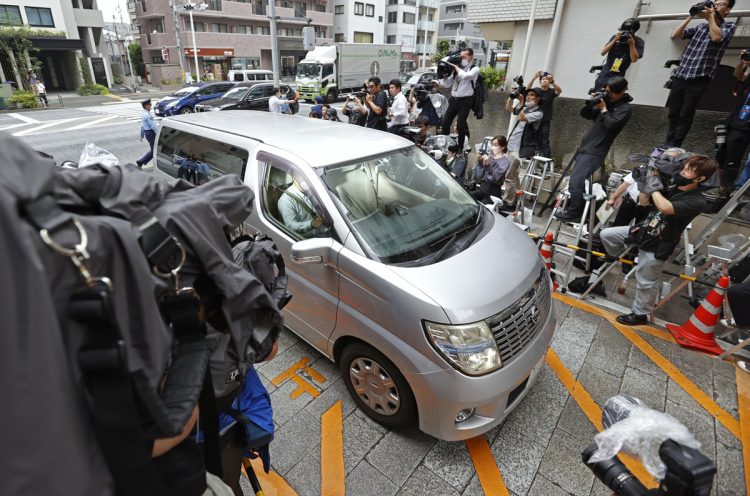 病院から警察署に移動する、猿之助容疑者を乗せた車両（写真／共同通信社）