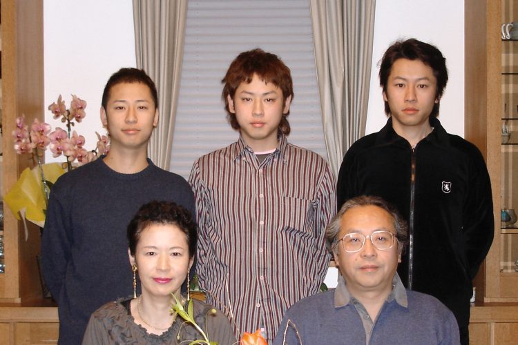 正月に京都の自宅にて。（後列右から順に）泰伸さんと和政さんが京大生、昌則さんが京大受験を控えていた頃。前列右から父・徹さん、母・しおんさん