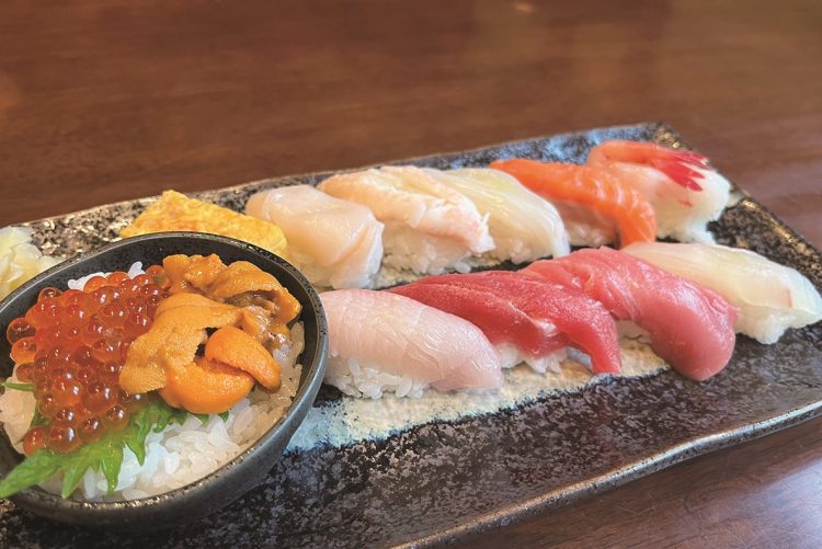 小樽堺町「たけの寿司」の味を海上で楽しめる。握り寿司のほか、海鮮丼や幕の内弁当も。食事付きプランは貸切りのみ、大人10名から予約が可能（コースは60分、90分、120分）