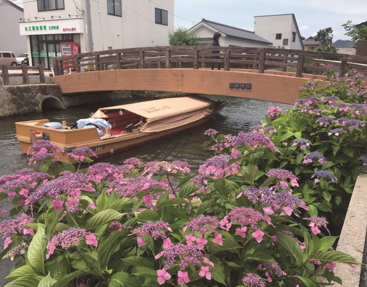 コース中には17の橋がかかり「うべや橋」など4つの低い橋では、船の屋根を下げて通過する名物「屋根下げ」を体験できる。乗客は船頭さんの指示で頭を下げたり寝転がるなど、アトラクション気分を味わえる