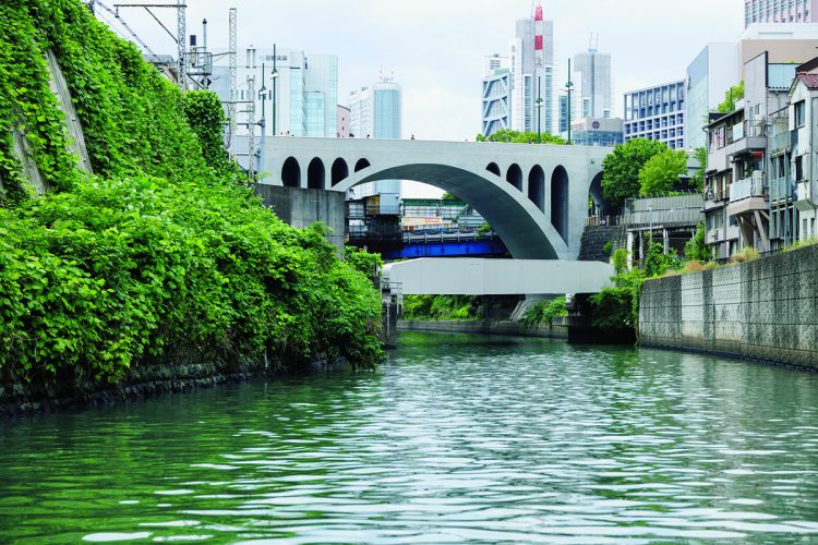 神田川にかかる、美しいアーチの聖橋