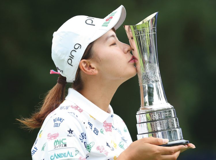 2019年の全英女子オープンでは優勝トロフィーに口づけ。この姿をもう一度見せてほしい（写真／AFLO）